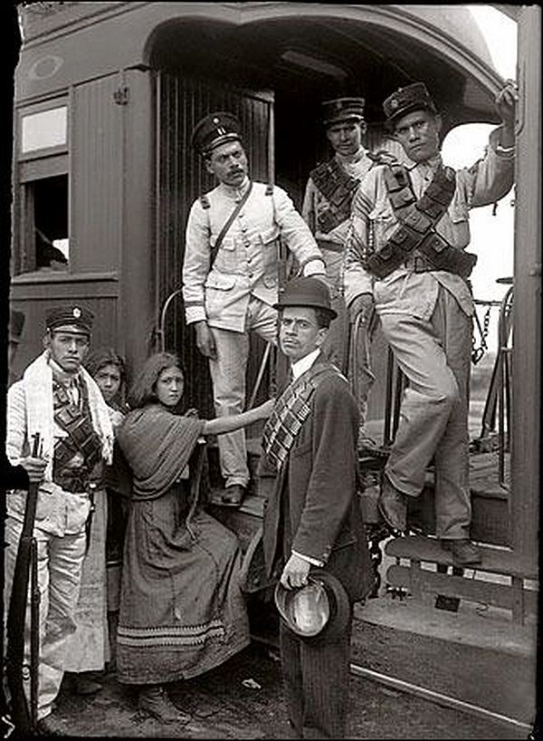 67. Женщины и солдаты в Мехико в 1913 году