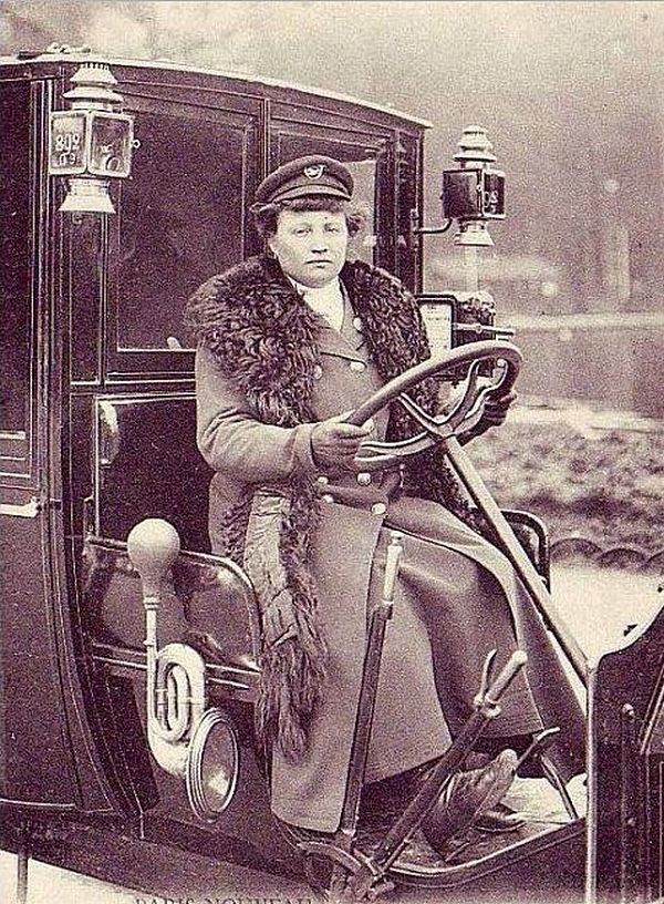 3. Mme Decourcelle, первая женщина водитель такси в Париже, 1909