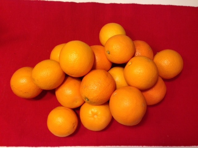 Любопытно, но апельсины — одни из самых низкокалорийных продуктов, на уровне моркови, несмотря на свою сладость. В 1000 калорий умещается без малого 3 килограмма