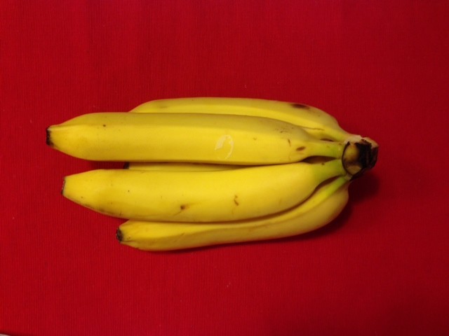 А вот бананы наоборот — самые калорийные из собратьев овощей-фруктов, даже калорийнее винограда. 1000 калорий содержится в 1,1 кг бананов