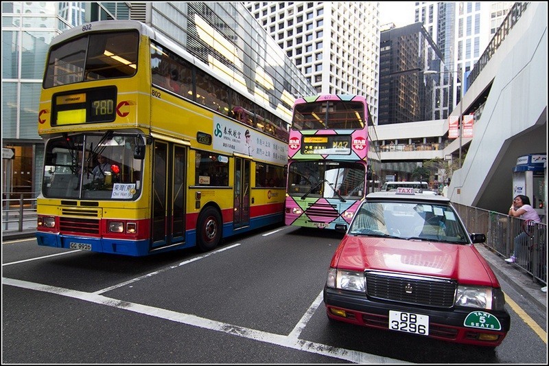 13. Однажды водители автобусов в Гонконге, потребовали повышения зарплаты. В противном случае они пригрозили, что станут ездить не нарушая ПДД! 