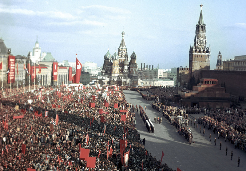 Тысячи людей приветствуют премьер-министра Республики Куба Фиделя Кастро на Красной площади. Лев Носов, РИА Новости, 1963 год: