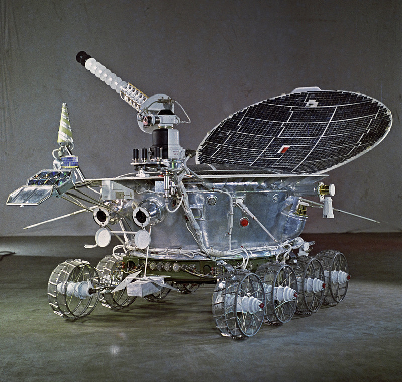 Первый самоходный автоматический аппарат для исследования поверхности Луны - Луноход-1 с откинутой солнечной батареей. Б.Борисов, РИА Новости, 1971 год: