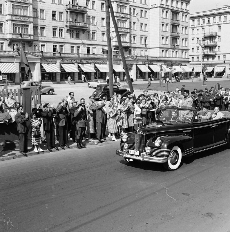 Ким Ир Сен едет по Шталин-аллее в Берлине, 1956 год:
