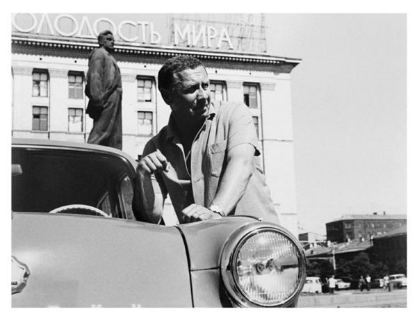 А. Папанов у своего автомобиля. Автор Князев Андрей, 1960