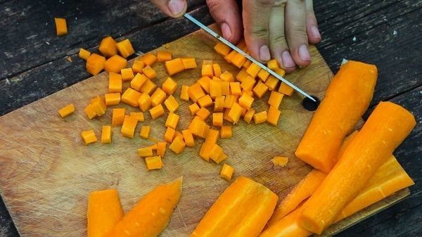А пока мясо готовиться, нарежем кубиками морковь.