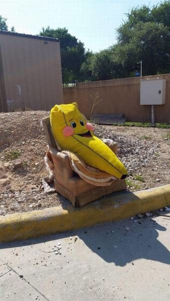 Банан на кресле 