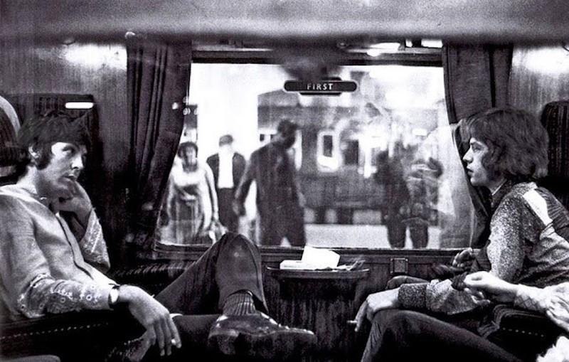 Молодые Пол Маккартни и Мик Джаггер в поезде, 1967-й