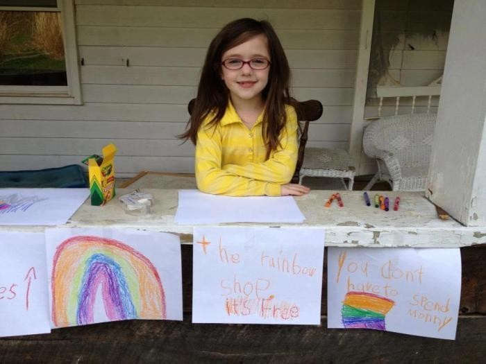 Маленькая девочка каждый день рисует много картинок с изображением радуги, а затем бесплатно раздает всем желающим