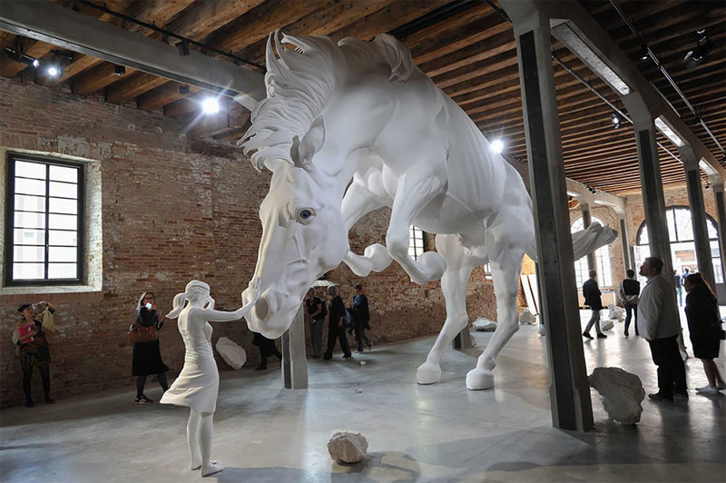 Девушка, остановившая коня, на Венецианской биеннале