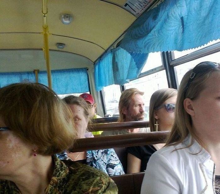 7. Чак настолько суров, что не боится общественного транспорта в России