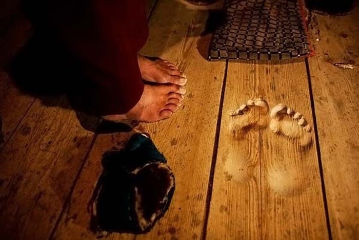 Отпечатки ног монаха, молившегося на этом месте в течение 20 лет
