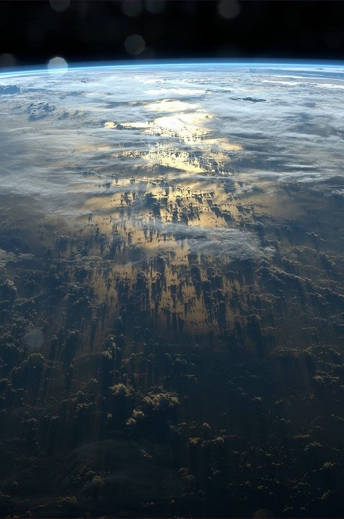 Так выглядят из космоса тени, которые бросают на землю облака