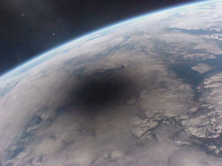 Вид на солнечное затмение из космоса