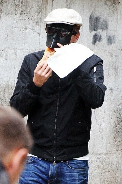 Лео Дикаприо пытается кушать пиццу  