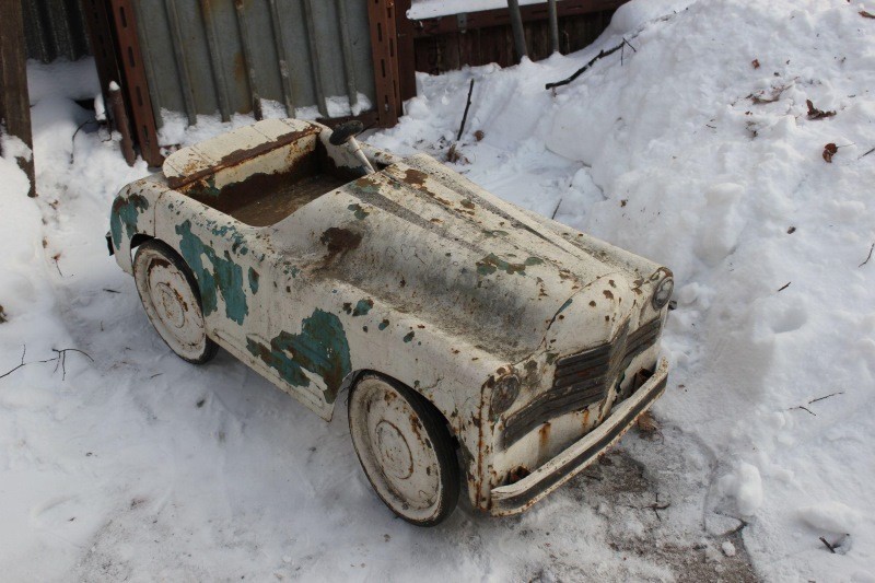 И наконец, старая педальная машинка, блиц-цена которой составляет 400 000 рублей (а это больше 7 000 $)!
