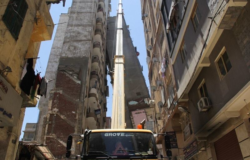 В Египте многоэтажка упала и оперлась на соседний дом