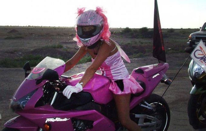 Женский пол тоже любит мотоциклы!
