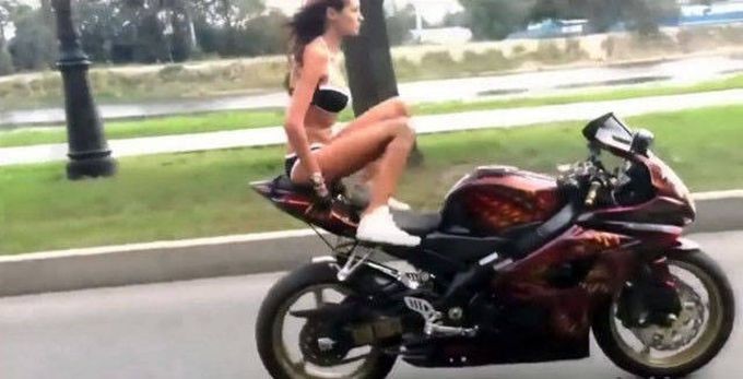 Женский пол тоже любит мотоциклы!