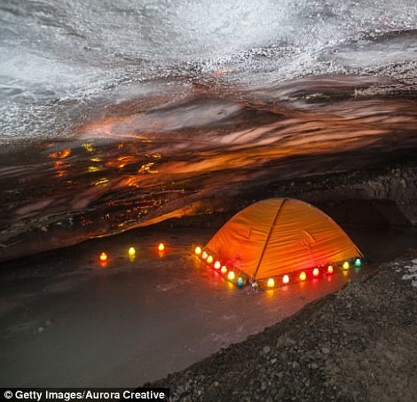 На Шпицбергене можно поставить палатку в ледяной пещере Теллбрин 