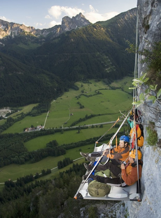 Также в парке Waldseilgarten можно провести время в специальных платформах над обрывом в окружении Альп