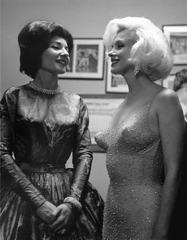  Мария Каллас и Мэрилин Монро встретились в Мэдисон-Сквер-Гарден, Нью-Йорке 19 мая 1962 года (в ночь Монро пела «С днем ​​рождения» для JFK).
