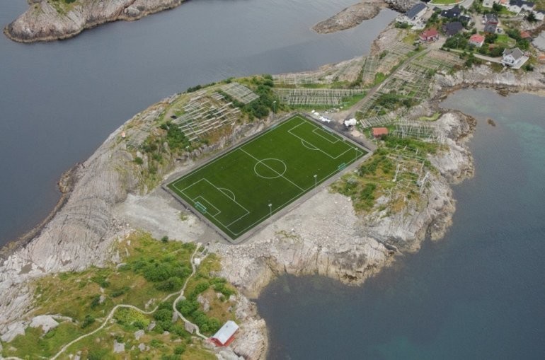 Необычный футбольный стадион в Хеннингсверe