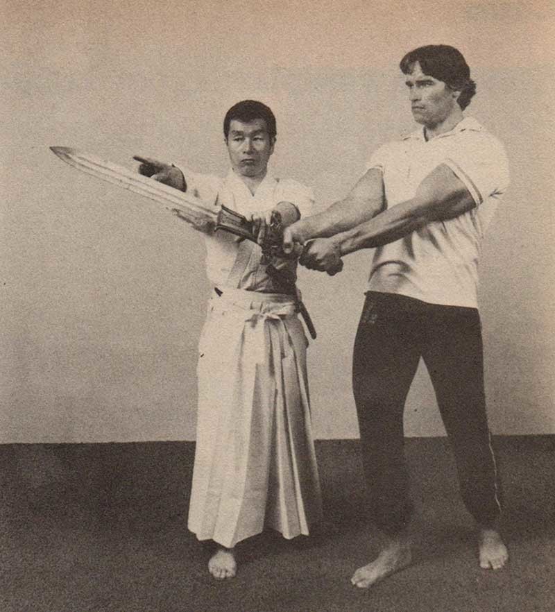 Арнольд Шварценеггер берет уроки фехтования на мечах для роли в фильме «Конан-варвар»