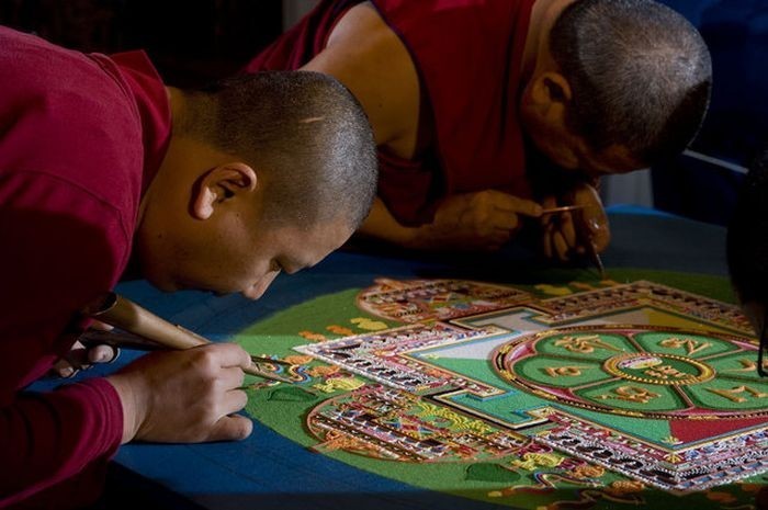 Монахи рисуют песком