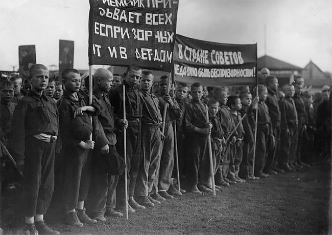 Бывшие беспризорники на параде, 1925 год