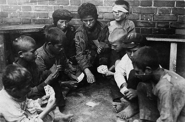 Беспризорники за игрой в карты. Москва, 1925 год