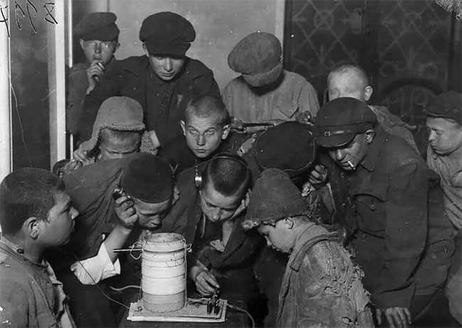 Беспризорники в приюте слушают радио. Москва, 1925 год