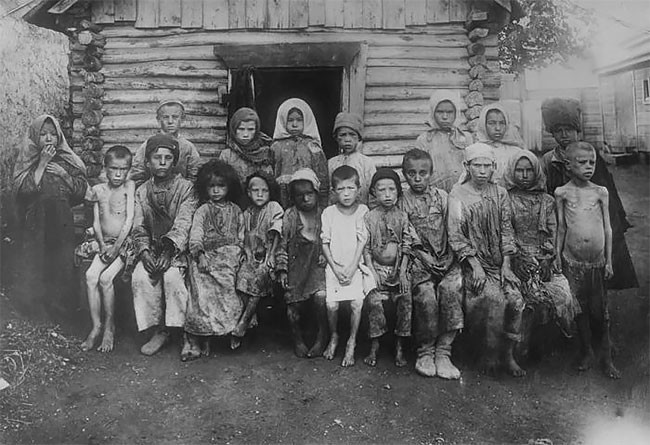 Группа детей-сирот. Поволжье, 1921 год