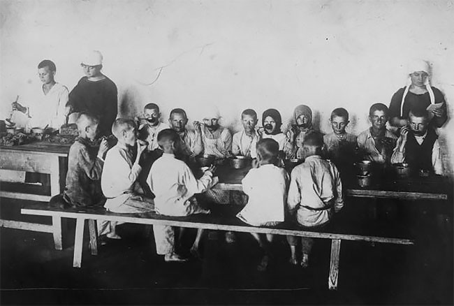 Беспризорные дети за едой. Поволжье, 1921 год