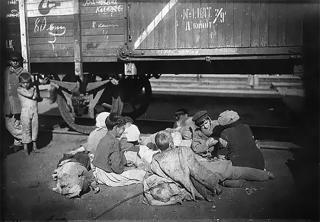 Беспризорники на Николаевском вокзале в Москве, 1920 год