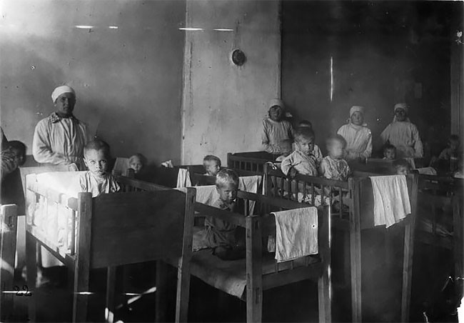 Детдомовские дети, чьи родители умерли во время голода в Поволжье. Ставрополь, 1921-22 г.г.