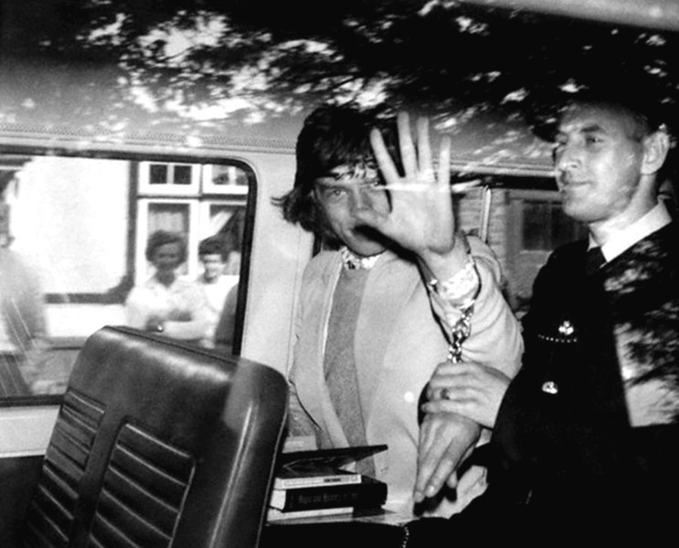 Мик Джаггер арестован за «стимулирующие таблетки» в Лондоне, 1967 год