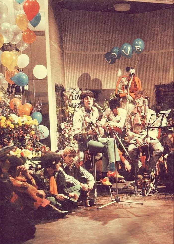 25 июня 1967 - Abbey Studio - 8-54 вечер, The Beatles исполнил All You Need Is Love  на BBC Television Show  -Наш мир-