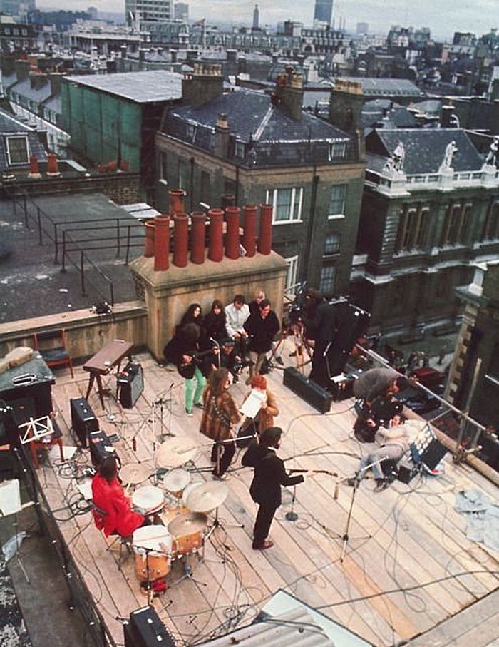 The Beatles на крыше штаб-квартиры компании Apple для записи фильма Let It Be, их последний живой концерт в качестве группы.