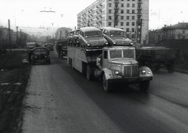 Автопоезд состоял из седельного тягача МАЗ-200В и специально полуприцепа для перевозки автомобилей. 