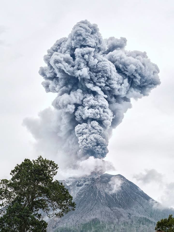 Вулкан извергается минимум 6-8 раз в день