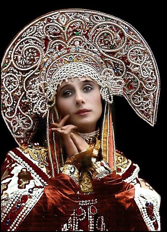 30. Анна Павлова в национальном русском костюме, 1911