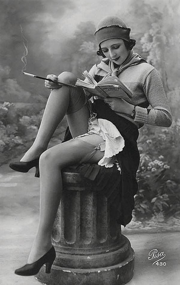 4. Странная девушка с книгой