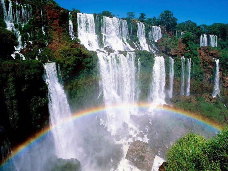 Название водопадов – Игуасу (Iguazu) – произошло от двух слов языка гуарани, которые означают “большая вода”.