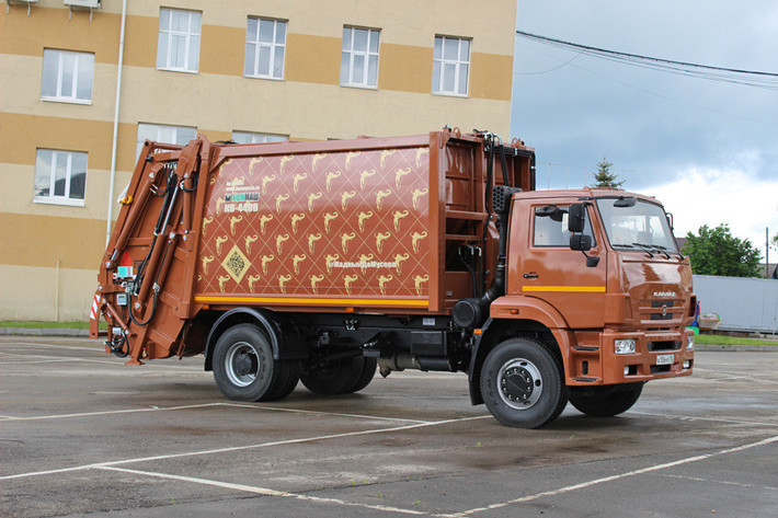 Арзамасский завод «Коммаш» представил мусоровоз с задней загрузкой на 19 м3