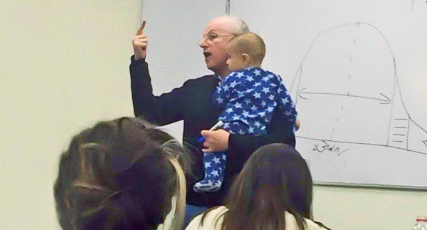 Студентке не с кем было оставить ребёнка, и учитель провел лекцию вместе с малышом 