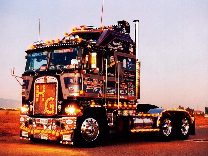 Знаменитый Kenworth K100 "Highway Hilton"