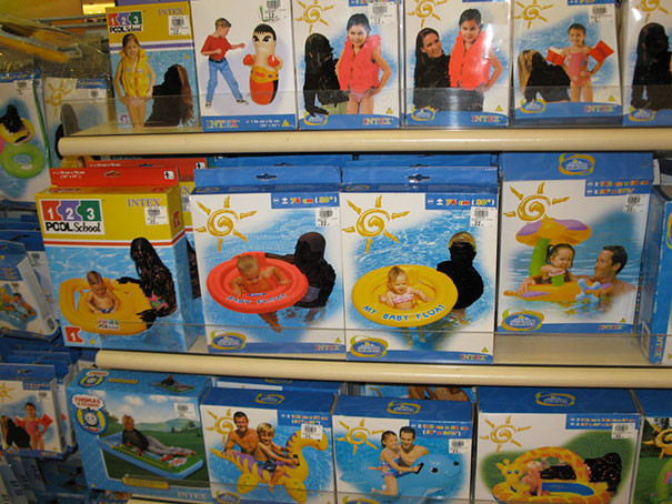 Отцензурированные упаковки с детскими надувными кругами в Саудовской Аравии