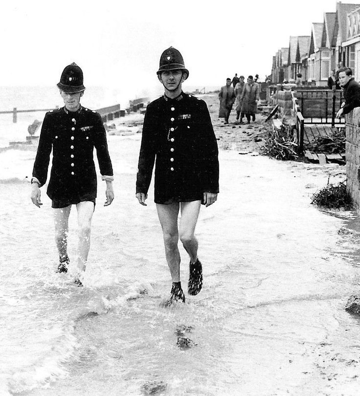 Британские "бобби" патрулируют пляж. 1950-е.