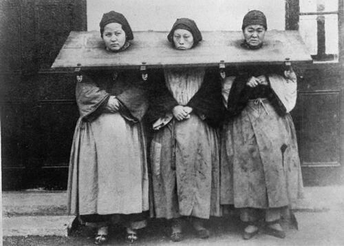 Три женщины, обвиненные в колдунстве. Китай, 1922 год.